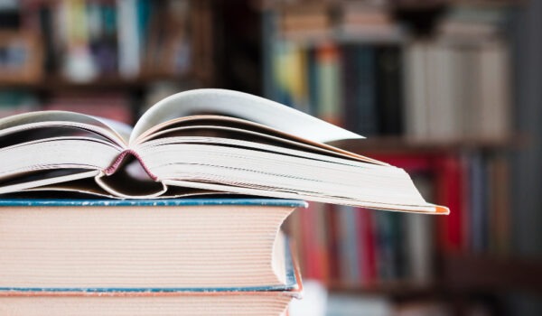 Due libri chiusi e uno aperto