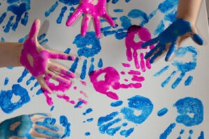 cartellone colorato con impronte do amni blu e rosa